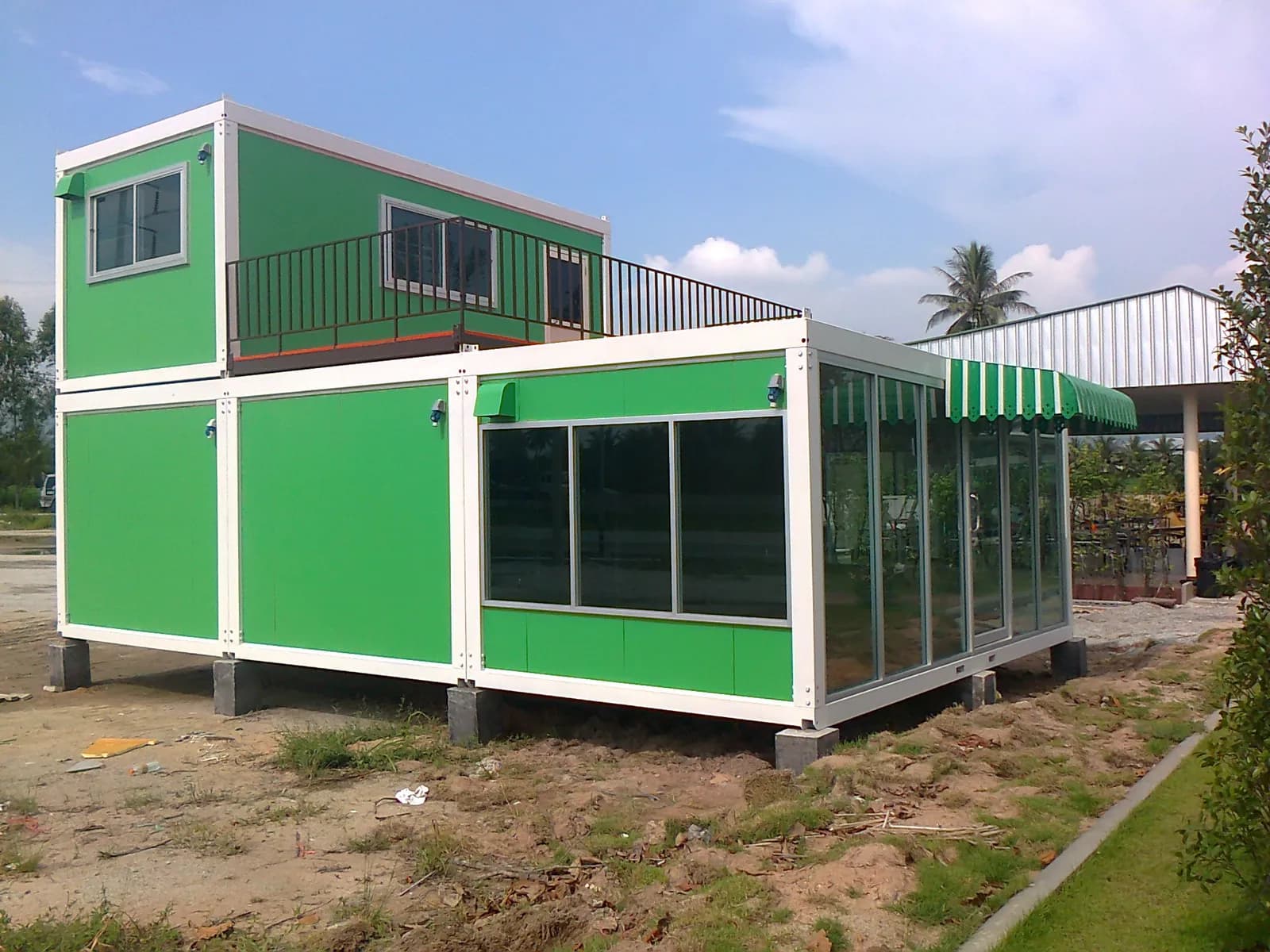 แบบบ้านน็อคดาวน์ 2 ชั้นสีเขียว ต่อคาเฟ่กระจก — งานจริงของ Container To Build
