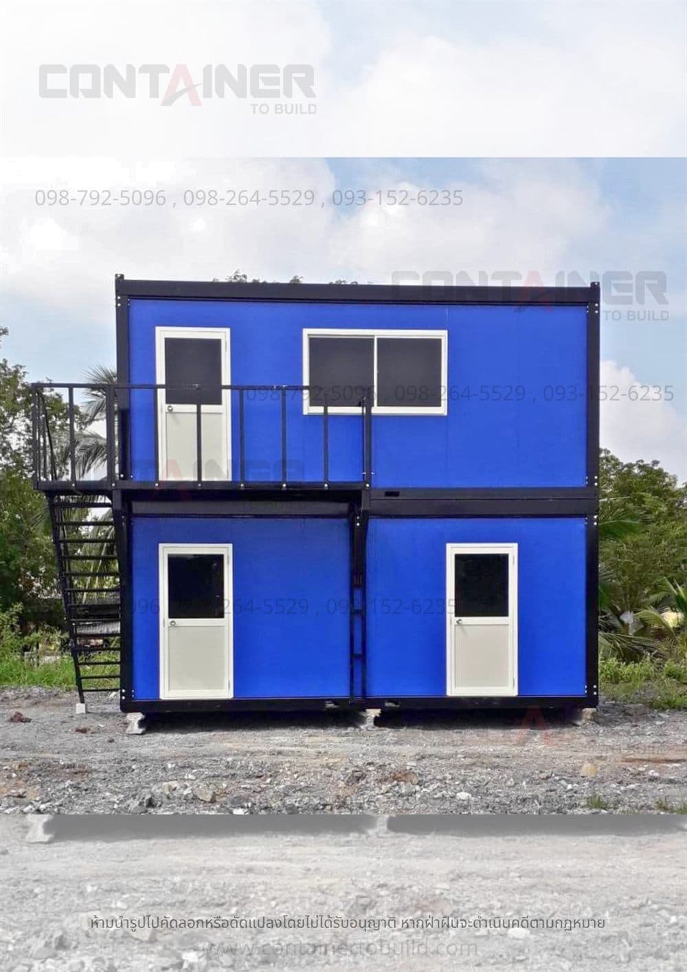 บ้านน็อคดาวน์ 2 ชั้น มองจากด้านหน้า เห็นประตูและหน้าต่างบานเลื่อนทั้งสองชั้น