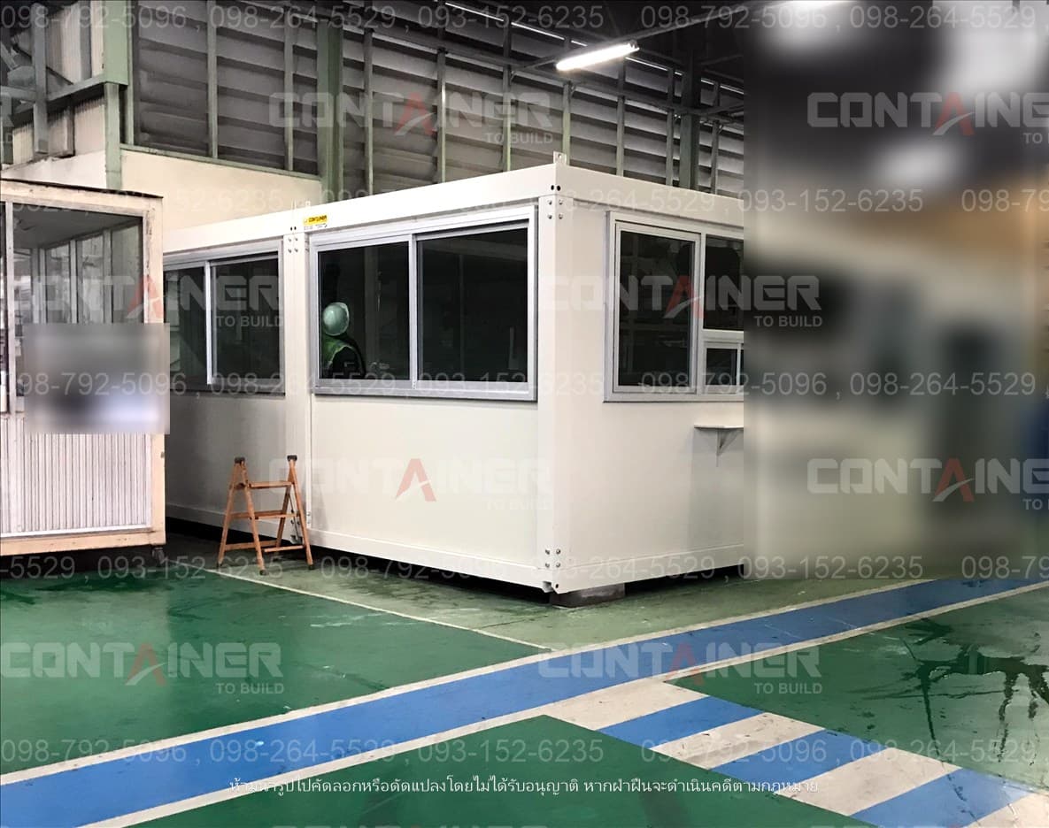 ตู้สำนักงานน็อคดาวน์ รุ่น WL ผนังขาว ต่อ 2 ตู้เป็นห้องเดียว ติดตั้งภายในโรงงาน เห็นหน้าต่างบานเลื่อนยาวตลอดแนวและประตูกระจกที่ปลายด้าน