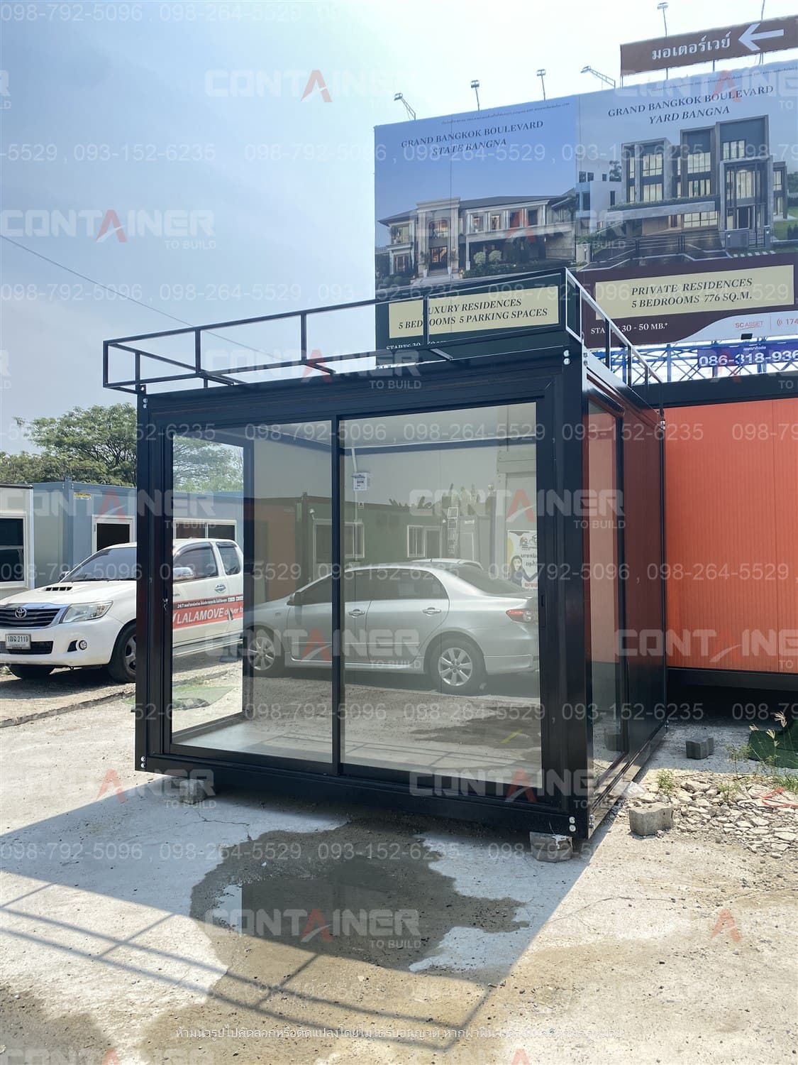 ด้านข้างของตู้ร้านค้า รุ่น PH 2 x 3 เมตร เห็นบานกระจกเลื่อนเปิดกว้างและผนังลายไม้สีเข้ม