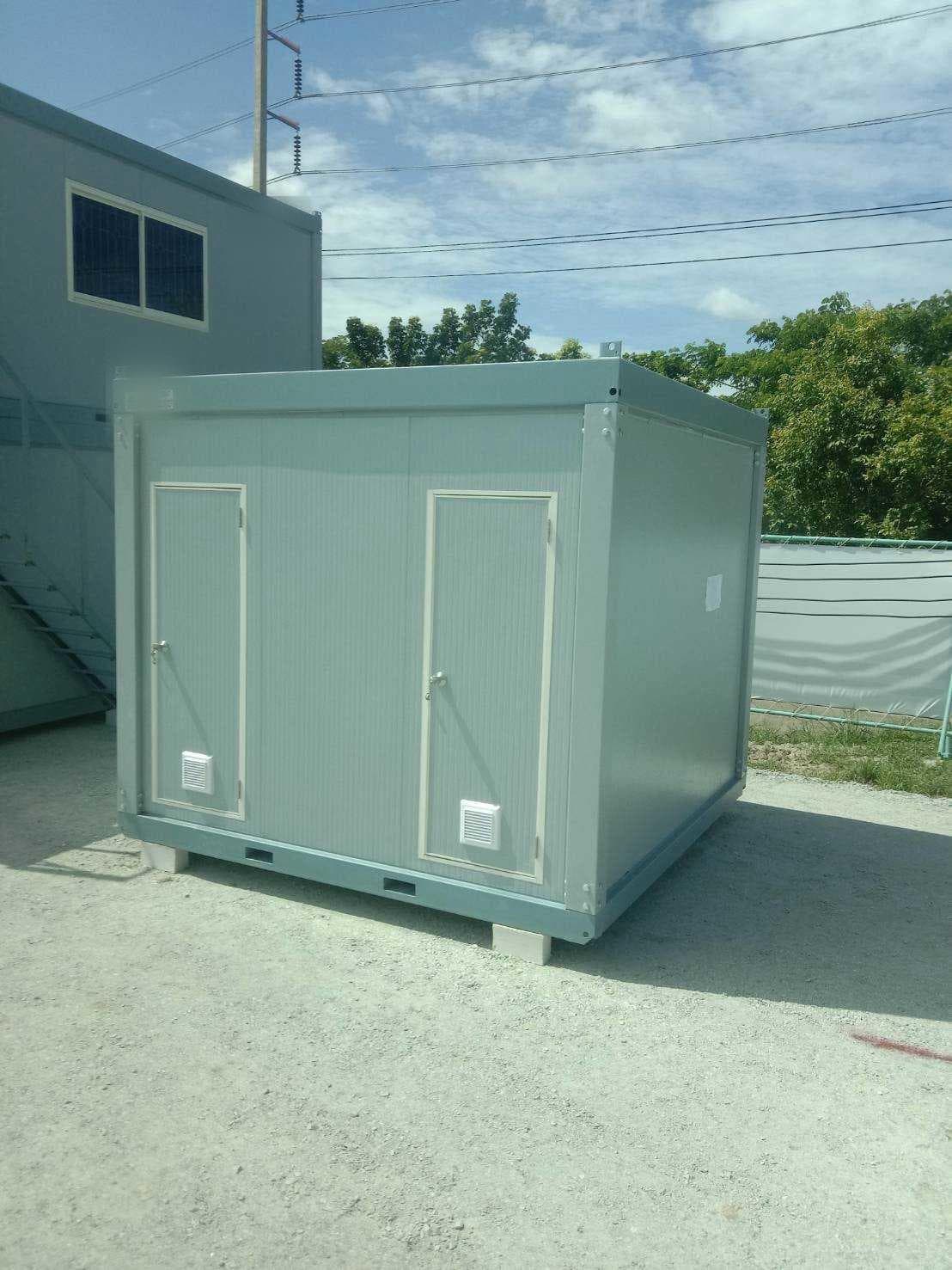 ภายนอกตู้ห้องน้ำสำเร็จรูป 3x3 เมตร ให้เช่า ตั้งอยู่ที่หน้างาน