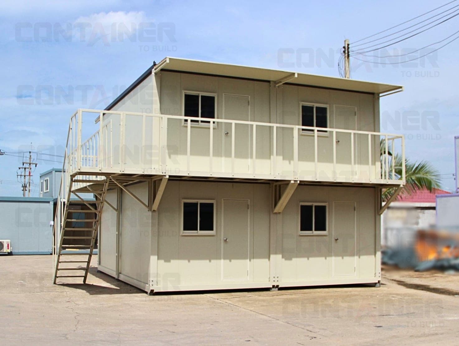 บ้านพนักงาน 2 ชั้น รุ่น WL ผนังสีครีม มองจากด้านหน้า เห็นบันไดเหล็กและระเบียงทางเดินชั้นบน